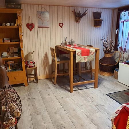 La Ferme De La-Haut B&B Le Haut-du-Them Екстериор снимка